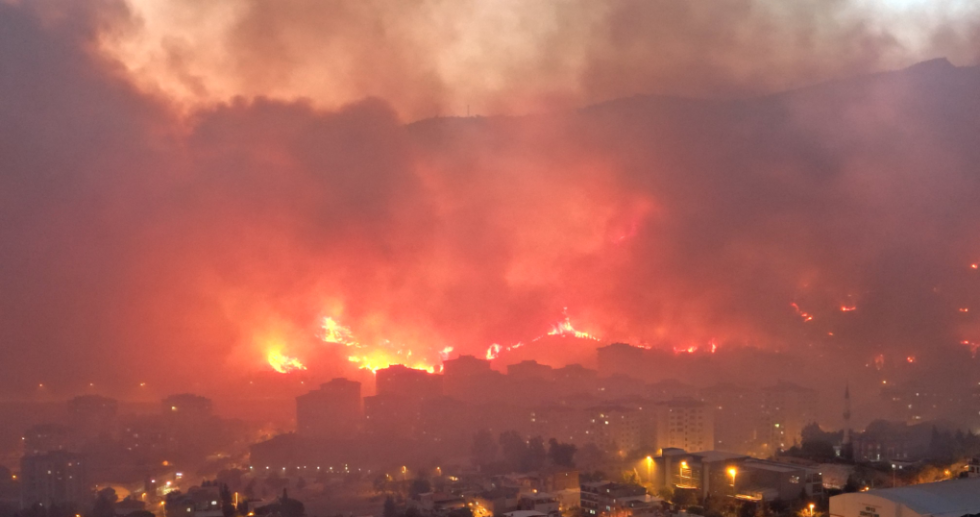 Τρομακτικής έκτασης η φωτιά στη Σμύρνη